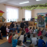 dzieci-ogladaja-spektakl