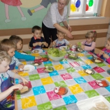 dzieci-samodzielnie-przygotowuja-kanapki