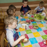 dzieci-samodzielnie-przygotowuja-kanapki