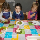 dzieci-samodzielnie-przygotowuja-kanapki