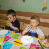 dzieci-samodzielnie-przygotowuja-kanapki