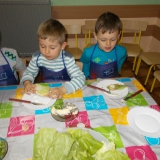 dzieci-samodzielnie-przygotowuja-kanapki