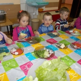 dzieci-samodzielnie-przygotowuja-kanapki