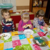 dzieci-samodzielnie-przygotowuja-kanapki