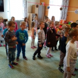 dzieci-sluchaja-koncertu