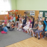 dzieci-sluchaja-koncertu