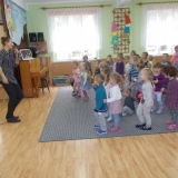 dzieci-sluchaja-koncertu