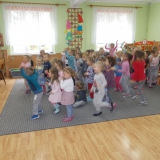 dzieci-sluchaja-koncertu