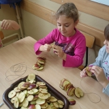 dzieci-robia-chipsy-jablkowe