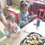 dzieci-robia-chipsy-jablkowe
