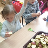 dzieci-robia-chipsy-jablkowe