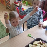 dzieci-robia-chipsy-jablkowe
