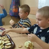 dzieci-robia-chipsy-jablkowe