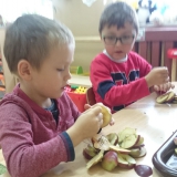 dzieci-robia-chipsy-jablkowe