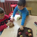 dzieci-robia-chipsy-jablkowe