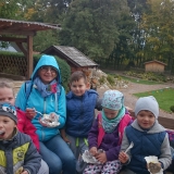 dzieci-jedza-pieczone-ziemniaki