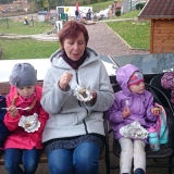 dzieci-jedza-pieczone-ziemniaki