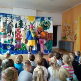 dzieci-ogladaja-teatrzyk