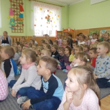 dzieci-ogladaja-teatrzyk
