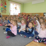dzieci-ogladaja-teatrzyk