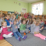 dzieci-ogladaja-teatrzyk
