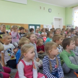 dzieci-ogladaja-teatrzyk
