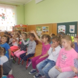 dzieci-ogladaja-teatrzyk