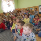dzieci-ogladaja-teatrzyk