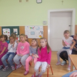 dzieci-ogladaja-teatrzyk