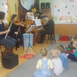 dzieci-uczestnicza-w-koncercie