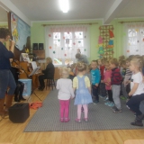 dzieci-uczestnicza-w-koncercie