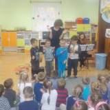 dzieci-uczestnicza-w-koncercie