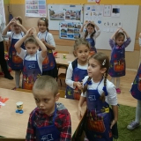 dzieci-i-rodzice-robia-kokardy-narodowe