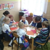 dzieci-i-rodzice-robia-kokardy-narodowe