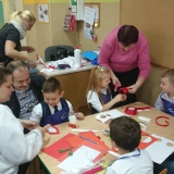 dzieci-i-rodzice-robia-kokardy-narodowe