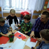 dzieci-i-rodzice-robia-kokardy-narodowe
