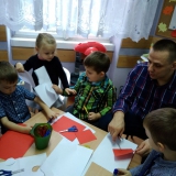 dzieci-i-rodzice-robia-kokardy-narodowe