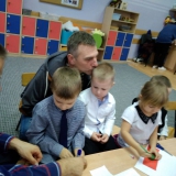 dzieci-i-rodzice-robia-kokardy-narodowe