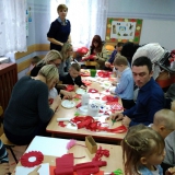 dzieci-i-rodzice-robia-kokardy-narodowe