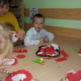 dzieci-i-rodzice-robia-kokardy-narodowe