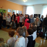 rodzice-i-dzieci-spiewaja-hymn