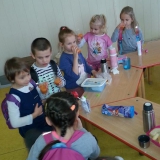 dzieci-pija-soki