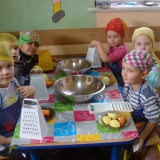 dzieci-samodzielnie-przygotowuja-surowke