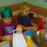 dzieci-samodzielnie-przygotowuja-surowke