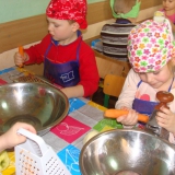 dzieci-samodzielnie-przygotowuja-surowke