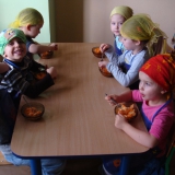 dzieci-samodzielnie-przygotowuja-surowke