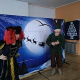 dzieci-ogladaja-teatrzyk