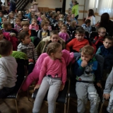 dzieci-ogladaja-teatrzyk