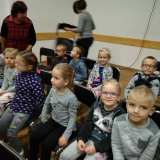 dzieci-ogladaja-teatrzyk