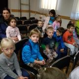dzieci-ogladaja-teatrzyk